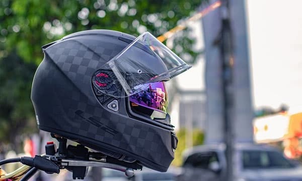 ഹെല്‍മറ്റ് മോഷണം പോയി: കേസ് എടുക്കാന്‍ വിസമ്മതിച്ച് പോലീസ്, കോടതിയെ സമീപിച്ച് യുവാവ്
