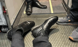 വീൽ ചെയ‌ർ നൽകിയില്ല; വിമാനത്തിനുള്ളിൽ ഇഴഞ്ഞ് വാഷ്റൂമിൽ പോകേണ്ട അവസ്ഥ വിവരിച്ച് യാത്രക്കാരൻ