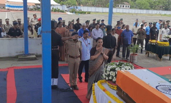 സൈനികന്‍ തോമസ് ചെറിയാന്റെ മൃതദേഹം തിരുവനന്തപുരത്തെത്തിച്ചു;സര്‍ക്കാരിന് വേണ്ടി മന്ത്രി വീണാ ജോര്‍ജ്ജ് മൃതദേഹം ഏറ്റുവാങ്ങി
