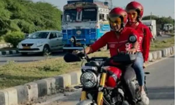 

ഇടയ്‌ക്കൊക്കെ വെറൈറ്റി വേണ്ടേ? ഭാര്യയുമൊത്ത് ഫുഡ് ഡെലിവറി ചെയ്യാനിറങ്ങി സൊമാറ്റോ സിഇഒ: അനുകൂലിച്ചും വിമര്‍ശിച്ചും നെറ്റീസണ്‍സ് 
