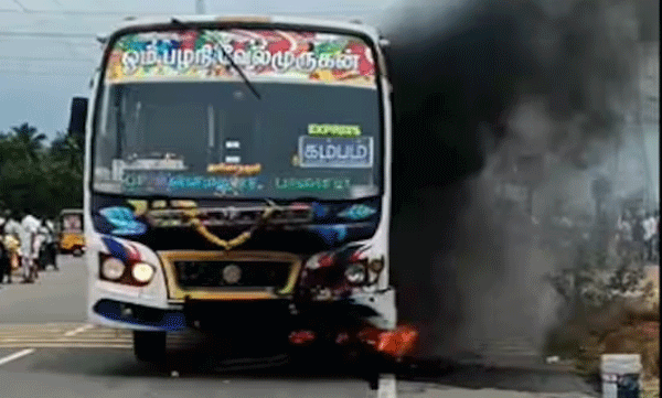 തമിഴ്നാട് തേനിക്കു സമീപം സ്വകാര്യ ബസിൽ ഇരുചക്ര വാഹനം ഇടിച്ചുണ്ടായ അപകടത്തിൽ തീപിടിച്ച് ഒരാൾ മരിച്ചു