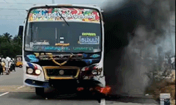 തമിഴ്നാട് തേനിക്കു സമീപം സ്വകാര്യ ബസിൽ ഇരുചക്ര വാഹനം ഇടിച്ചുണ്ടായ അപകടത്തിൽ തീപിടിച്ച് ഒരാൾ മരിച്ചു