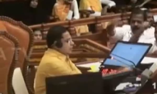 നിയമസഭയില് പൊരിഞ്ഞ വാക്പോര്, നാടകീയ രംഗങ്ങള്ക്കൊടുവില് സഭ ഇന്ന് പിരിഞ്ഞു