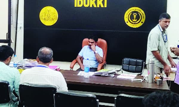 ഗുരുതരപരാതികളെ തുടര്‍ന്ന് സസ്‌പെന്‍ഷനിലായി ; സര്‍വീസില്‍ തിരികെ കയറിയ അന്നു തന്നെ കൈക്കൂലിക്കേസില്‍ ഡിഎംഒ പിടിയില്‍; 75,000 രൂപ കൈപ്പറ്റുന്നതിനിടയില്‍ വിജിലന്‍സ് പൊക്കി 