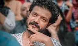 നടന്‍ ശ്രീനാഥ് ഭാസി പോലീസിന് മുന്നില്‍ ഹാജരായി ; മരട് പോലീസ് സ്‌റ്റേഷനില്‍ ചോദ്യം ചെയ്യും