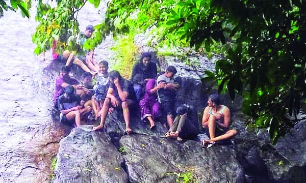 ഇടുക്കി തൊമ്മന്‍കുത്ത് ആനചാടി കുത്തില്‍ കുടുങ്ങിയ വിനോദ സഞ്ചാരികളെ രക്ഷപെടുത്തി ; അഗ്‌നി രക്ഷാസേന സാഹസികമായി രക്ഷപെടുത്തിയത് 15 സഞ്ചാരികളെ 