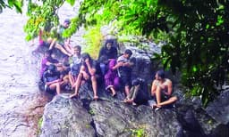 ഇടുക്കി തൊമ്മന്‍കുത്ത് ആനചാടി കുത്തില്‍ കുടുങ്ങിയ വിനോദ സഞ്ചാരികളെ രക്ഷപെടുത്തി ; അഗ്‌നി രക്ഷാസേന സാഹസികമായി രക്ഷപെടുത്തിയത് 15 സഞ്ചാരികളെ 