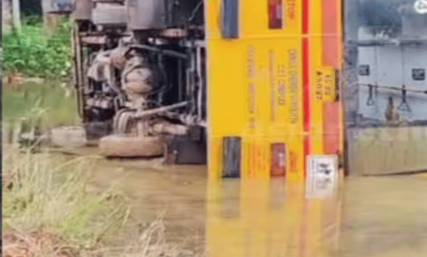 കണ്ണൂരിലും ആലപ്പുഴയിലും സ്‌കൂൾ കുട്ടികളുമായി പോയ ബസുകൾ മറി‌ഞ്ഞ് അപകടം