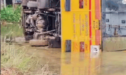 കണ്ണൂരിലും ആലപ്പുഴയിലും സ്‌കൂൾ കുട്ടികളുമായി പോയ ബസുകൾ മറി‌ഞ്ഞ് അപകടം