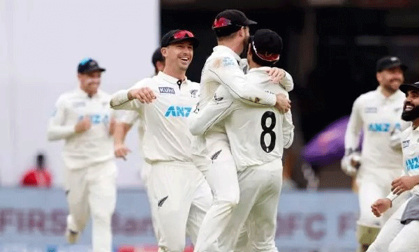 തകര്‍ന്നടിഞ്ഞ് ഇന്ത്യന്‍ ബാറ്റിങ് നിര;ഹോം ഗ്രൗണ്ടിലെ ഇന്ത്യയുടെ ഏറ്റവും ചെറിയ ഇന്നിങ്‌സ് സ്‌കോര്‍,  മാറ്റ് ഹെന്റിക്ക് 5 വിക്കറ്റ്‌
