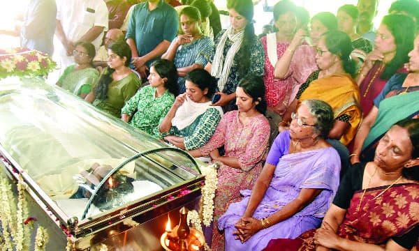 കനലായി, നിനവായി നവീന്‍ ബാബു ; നിരഞ്ജനയും നിരുപമയും ചിതയ്ക്കു തീകൊളുത്തി ; ചടങ്ങുകള്‍ അവസാനിക്കുംവരെ കുടുംബവീടിനു സമീപം വിതുമ്പലോടെ നിശബ്ദമായി ഗ്രാമം കാത്തുനിന്നു 
