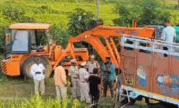 മൃഗശാലയിലേക്ക് മൃഗങ്ങളുമായി എത്തിയ ലോറി വൈദ്യുതി പോസ്റ്റിലിടിച്ച് മറിഞ്ഞു; മുതലകൾ കൂട്ടിൽ നിന്ന് രക്ഷപ്പെട്ടു
