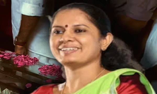 എഡിഎം നവീൻ ബാബു ആത്മഹത്യ ചെയ്ത സംഭവത്തിൽ പ്രതി ചേർത്ത് അഞ്ച് ദിവസം കഴിഞ്ഞിട്ടും പി പി ദിവ്യയെ ചോദ്യം ചെയ്യാതെ പോലീസ്