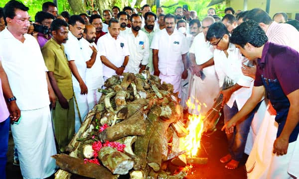 പിതാവിന്റെ ആഗ്രഹം നിറവേറ്റി; ലാല്‍ വര്‍ഗീസ് കല്പകവാടിയുടെ മൃതദേഹം ആലപ്പുഴ വലിയചുടുകാട് പൊതുശ്മശാനത്തിലെ ചിതയില്‍ എരിഞ്ഞടങ്ങി ; പള്ളി സെമിത്തേരിയില്‍ ചിതാഭസ്മം സംസ്‌കരിക്കും