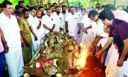 പിതാവിന്റെ ആഗ്രഹം നിറവേറ്റി; ലാല്‍ വര്‍ഗീസ് കല്പകവാടിയുടെ മൃതദേഹം ആലപ്പുഴ വലിയചുടുകാട് പൊതുശ്മശാനത്തിലെ ചിതയില്‍ എരിഞ്ഞടങ്ങി ; പള്ളി സെമിത്തേരിയില്‍ ചിതാഭസ്മം സംസ്‌കരിക്കും