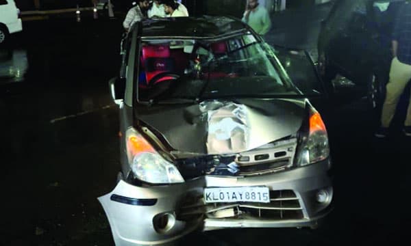 അമിതവേഗതയില്‍ അപകടമുണ്ടാക്കി സെന്‍കാര്‍ ; ആദ്യം ഇന്നോവയില്‍ ഇടിച്ച ശേഷം മലയോര ഹൈവേയില്‍ ഇരുചക്ര വാഹനങ്ങളിലും ഇലക്ട്രിക് പോസ്റ്റിലും ഇടിച്ചു, കാല്‍നടക്കാര്‍ ഓടിമാറി രക്ഷപ്പെട്ടു