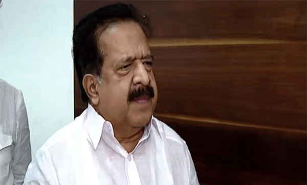 പിണറായി സര്ക്കാരിൽ 1.8 ലക്ഷം പാര്ടി ബന്ധുക്കള്ക്ക് പിന്വാതില് നിയമനം, യുവതയോടുള്ള ചതിയെന്നും ചെന്നിത്തല