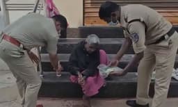 മകന്‍ മരണമടഞ്ഞത് അറിഞ്ഞില്ല ; അന്ധരായ ദമ്പതികള്‍ പട്ടിണിയില്‍ മൃതദേഹത്തിനൊപ്പം കഴിഞ്ഞത് നാലു ദിവസം