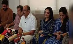 വിവാദങ്ങള്‍ക്ക് ശേഷം 'അമ്മ' കേരള പിറവി ആഘോഷിച്ചു ; കൊച്ചിയില്‍ ഉണ്ടായിട്ടും മമ്മൂട്ടിയും മോഹന്‍ലാലും വിട്ടുനിന്നു ; രാജിവെച്ച കമ്മിറ്റിയെ സുരേഷ്‌ഗോപി കുത്തിനുപിടിച്ച് കൊണ്ടിരുത്തുമെന്ന് ധര്‍മ്മജന്‍