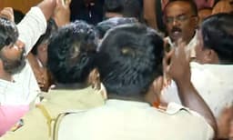 അര്‍ദ്ധരാ​‍ത്രി കോണ്‍ഗ്രസ് പ്രവര്‍ത്തകര്‍ താമസിച്ചിരുന്ന ഹോട്ടലില്‍ പോലീസ് റെയ്ഡ് ; വന്‍വിവാദം, പാലക്കാട് സംഘര്‍ഷം