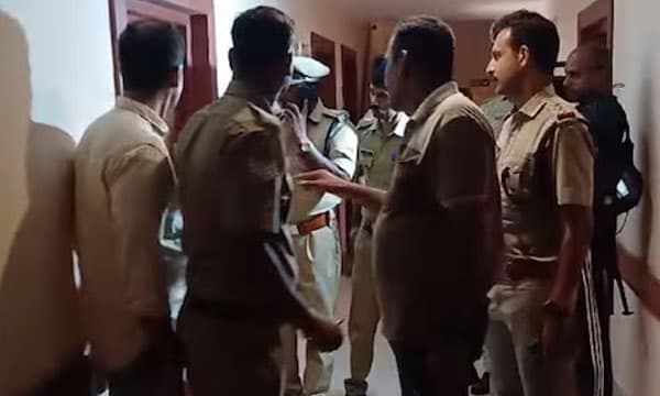 പാതിരാ റെയ്ഡ്: പുലിവാല് പിടിച്ചത് പോലീസ് ; നേട്ടമായത് യു.ഡി.എഫിന് 