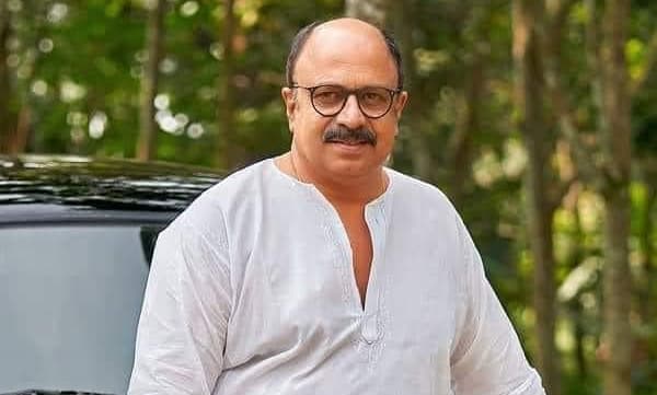 ഞാന്‍ മലയാളസിനിമയിലെ ശക്തനായ വ്യക്തി അല്ല, യാഥാര്‍ഥ്യം വളച്ചൊടിച്ചു, തനിക്കെതിരെ ഇല്ലാക്കഥകളാണ് മെനയുന്നത്; സിദ്ദിഖ്
