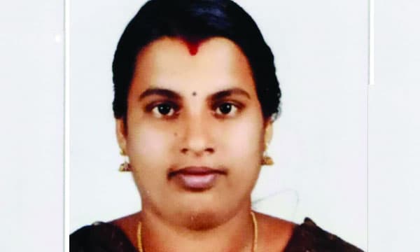 വിഷം കഴിച്ചശേഷം കൈഞരമ്പ് മുറിച്ച് വീട്ടമ്മയുടെ ആത്മഹത്യ ; വന്‍തുക കടബാധ്യതയുണ്ടന്നാണ് വിവരം ; ചുരുളി പ്രദേശത്തെ ജനങ്ങള്‍ ബ്ലേഡ് മാഫിയയുടെ പിടിയിലാണെന്ന് നാട്ടുകാര്‍ 