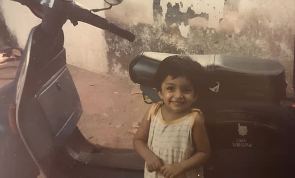 അച്ഛന്റെ വെസ്പയറില്‍ ചാരിനില്‍ക്കുന്ന ഈ കുട്ടിത്താരത്തെ മനസിലായോ? 


