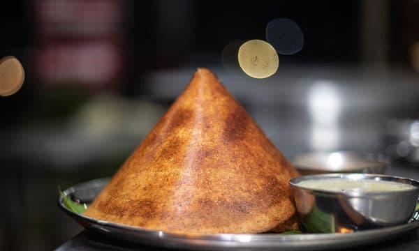 ഊണിന് നിശ്ചയിച്ച വില 72 രൂപ, വാങ്ങുന്നത് 80 - 160  ; 48 രൂപയുടെ നെയ്‌റോസ്റ്റിന് വാങ്ങുന്നത് 100 രൂപ ; ശബരിമല തീര്‍ത്ഥാടകരെ കൊള്ളയടിക്കാന്‍ വില കൂട്ടി കോട്ടയത്തെ ഹോട്ടലുകള്‍ 