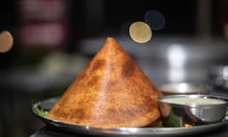 ഊണിന് നിശ്ചയിച്ച വില 72 രൂപ, വാങ്ങുന്നത് 80 - 160  ; 48 രൂപയുടെ നെയ്‌റോസ്റ്റിന് വാങ്ങുന്നത് 100 രൂപ ; ശബരിമല തീര്‍ത്ഥാടകരെ കൊള്ളയടിക്കാന്‍ വില കൂട്ടി കോട്ടയത്തെ ഹോട്ടലുകള്‍ 