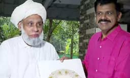 പോളിംഗ്ദിവസം ജിഫ്രി മുത്തുക്കോയ തങ്ങളെ സന്ദര്‍ശിച്ച് സന്ദീപ്‌വാര്യര്‍ ; ഭരണഘടനയുടെ കയ്യെഴുത്തുപ്രതി നല്‍കി