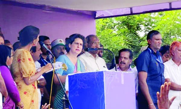 വയനാടിന് പ്രിയങ്കരിയായി പ്രിയങ്കാഗാന്ധി ; ആദ്യ മണിക്കൂറില്‍ തന്നെ ലീഡ് 34,000 കടന്നു