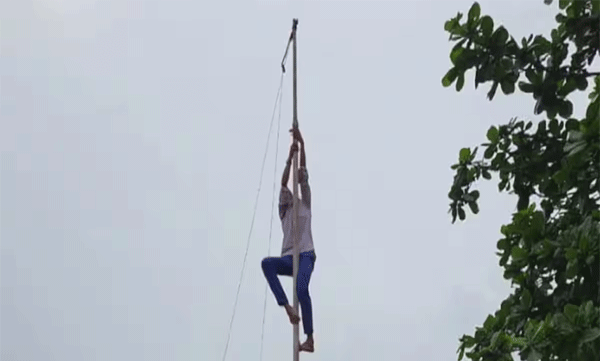 പ്ലസ് 2 വിദ്യാർത്ഥിയെ കൊടിമരത്തിൽ കയറ്റി, എംഎൽഎ നോക്കിനിന്നു; സംഭവം തിരുവനന്തപുരം ജില്ലാ കലോത്സവത്തിനിടെ