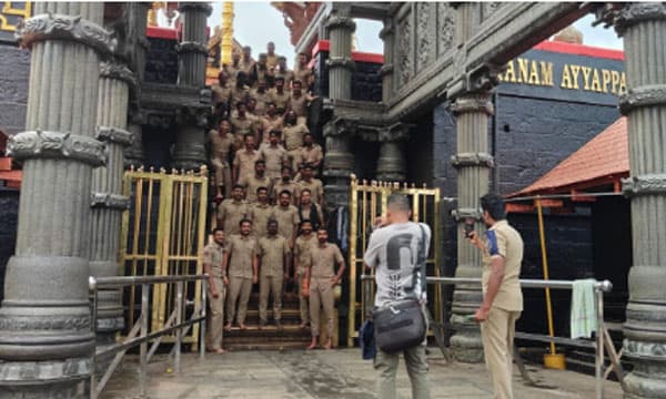പതിനെട്ടാം പടിയില്‍ കയറി നിന്ന് പോലീസുകാരുടെ ഫോട്ടോ ഷൂട്ട് ; എതിര്‍പ്പുമായി ഹിന്ദു സംഘടനകള്‍ 