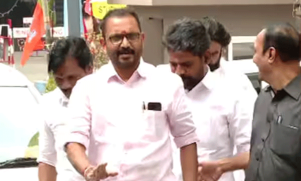 ഭരണഘടനയെ കോൺഗ്രസ് കശാപ്പ് ചെയ്തത് രാജ്യം മറക്കില്ല ,ഭരണഘടനാ സ്ഥാപനങ്ങളെ കോണ്‍ഗ്രസ് തകർക്കുന്നു: കെ.സുരേന്ദ്രൻ