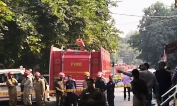 വടക്കുപടിഞ്ഞാറന്‍ ഡല്‍ഹിയില്‍ സ്‌ഫോടനം ; സിനിമാതീയേറ്ററിന് പുറത്ത് പോലീസ് പരിശോധിക്കുന്നു