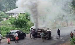 കോതമംഗലത്ത് കാറുമായി കൂട്ടിയിടിച്ച് പാൽവണ്ടി റോഡിൽ മറിഞ്ഞു; പിന്നാലെ അനിയന്ത്രിതമായ പുക