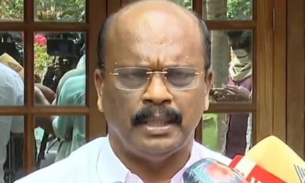 പ്രാഥമികാംഗത്വത്തില് നിന്നും സിപിഎം പുറത്താക്കി ; മധു മുല്ലശ്ശേരി ബിജെപിയിലേക്ക്, നേതാക്കളുമായി ചര്ച്ച നടത്തി