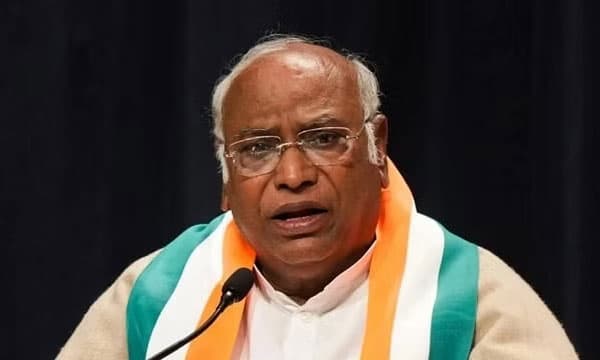 തെരഞ്ഞെടുപ്പില്‍ രക്ഷപ്പെടുന്നില്ല, മൊത്തം മാറ്റിമറിക്കണം ; ഉത്തര്‍പ്രദേശിലെ കോണ്‍ഗ്രസ് കമ്മറ്റികളെ മുഴൂവന്‍ പിരിച്ചുവിട്ടു 