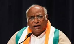 തെരഞ്ഞെടുപ്പില്‍ രക്ഷപ്പെടുന്നില്ല, മൊത്തം മാറ്റിമറിക്കണം ; ഉത്തര്‍പ്രദേശിലെ കോണ്‍ഗ്രസ് കമ്മറ്റികളെ മുഴൂവന്‍ പിരിച്ചുവിട്ടു 