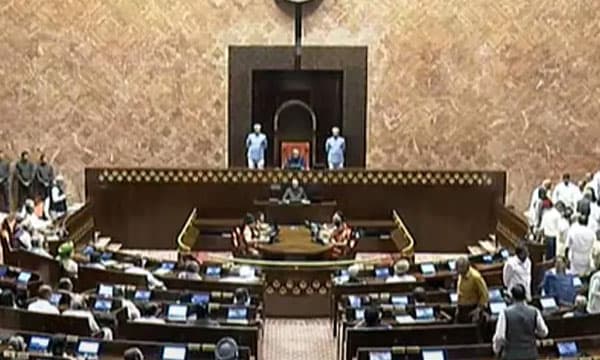 സഭയില്‍ കോണ്‍ഗ്രസ് ബഞ്ചില്‍ നോട്ടുകെട്ട് കണ്ടെത്തിയെന്ന് ; അന്വേഷണം പ്രഖ്യാപിച്ച് രാജ്യസഭാ ചെയര്‍മാന്‍