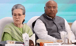 ഉത്തർ പ്രദേശിലെ കോണ്‍ഗ്രസ് കമ്മിറ്റികള്‍ പിരിച്ചുവിട്ട് ഖാര്‍ഗെ
