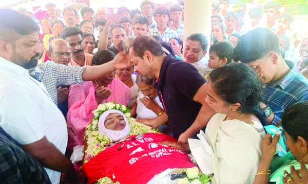 സ്‌റ്റെതസ്‌കോപ്പും ജഴ്‌സിയും നെഞ്ചോടുചേര്‍ത്ത്...സ്‌കൂള്‍തലം മുതല്‍ ഫുട്‌ബോള്‍ ഹരമായിരുന്ന ആല്‍വിന് ഉറ്റവരും സുഹൃത്തുകളും അന്ത്യയാത്ര നല്‍കിയത് ടീമിന്റെ ചുവന്ന ജഴ്‌സി ധരിപ്പിച്ച്