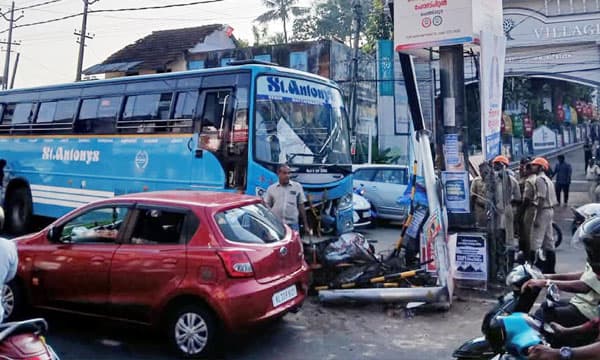 സ്വകാര്യബസ് ഓടിക്കുന്നതിനിടയില്‍ ഡ്രൈവര്‍ക്ക് ഹൃദയാഘാതം ; നിയന്ത്രണംവിട്ട ബസ് ഡിവൈഡറില്‍ ഇടിച്ചുകയറിനിന്നു ; യാത്രക്കാര്‍ക്ക് ആര്‍ക്കും പരിക്കില്ല, വന്‍ദുരന്തം ഒഴിവായി