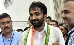 പാലക്കാട് പ്രചരണത്തില്‍ തന്നെ ഒതുക്കി ; ഒരു ചുമതലയും നല്‍കിയില്ല, അതൃപ്തി പരസ്യമായി പ്രകടിപ്പിച്ച് ചാണ്ടി ഉമ്മന്‍