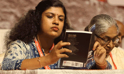 'കുപ്പിയിൽ  ബിയറല്ല, കരിങ്ങാലി വെള്ളം'; അസത്യ പ്രചാരകർ മനോനില പരിശോധിക്കണമെന്ന് ചിന്ത ജെറോം
