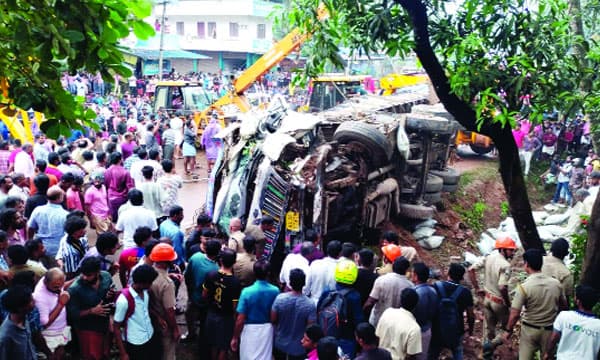 അപകടത്തിന് അമിത വേഗം കാരണമായോ എന്നും അന്വേഷിക്കും ; ലോറി പാഞ്ഞുവരുന്നതു കണ്ട് ഒരു വിദ്യാര്‍ഥിനി ഓടിമാറി രക്ഷപ്പെട്ടു ; മറ്റ് നാലുപേരുടെ മുകളിലേക്ക് ലോറി മറിഞ്ഞു