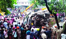 അപകടത്തിന് അമിത വേഗം കാരണമായോ എന്നും അന്വേഷിക്കും ; ലോറി പാഞ്ഞുവരുന്നതു കണ്ട് ഒരു വിദ്യാര്‍ഥിനി ഓടിമാറി രക്ഷപ്പെട്ടു ; മറ്റ് നാലുപേരുടെ മുകളിലേക്ക് ലോറി മറിഞ്ഞു