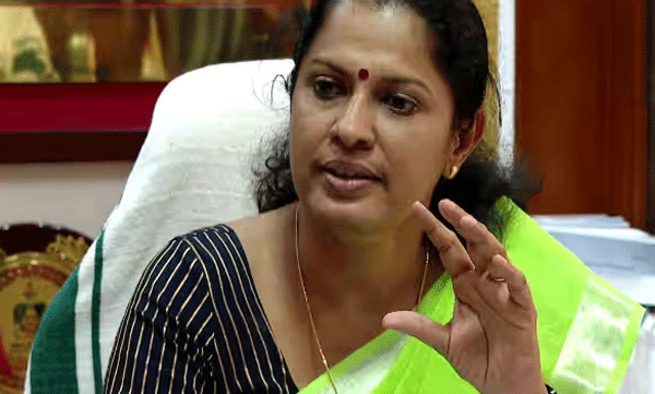 സമൂഹമാധ്യമങ്ങളിലൂടെ അപകീർത്തിപ്പെടുത്തിയെന്ന പി പി ദിവ്യയുടെ പരാതി; കേസെടുത്ത് പൊലീസ്