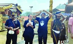 രക്ഷാപ്രവര്‍ത്തനത്തിനിടെ ഇന്ധനം തീര്‍ന്ന ഹെലികോപ്ടര്‍ പമ്പയില്‍ ഇറക്കി ; തലനാരിഴയ്ക്ക് അപകടത്തില്‍ നിന്നും രക്ഷപ്പെട്ടതിന്റെ ഓര്‍മ്മ പുതുക്കി റിട്ട.നേവി ഉദ്യോഗസ്ഥന്‍